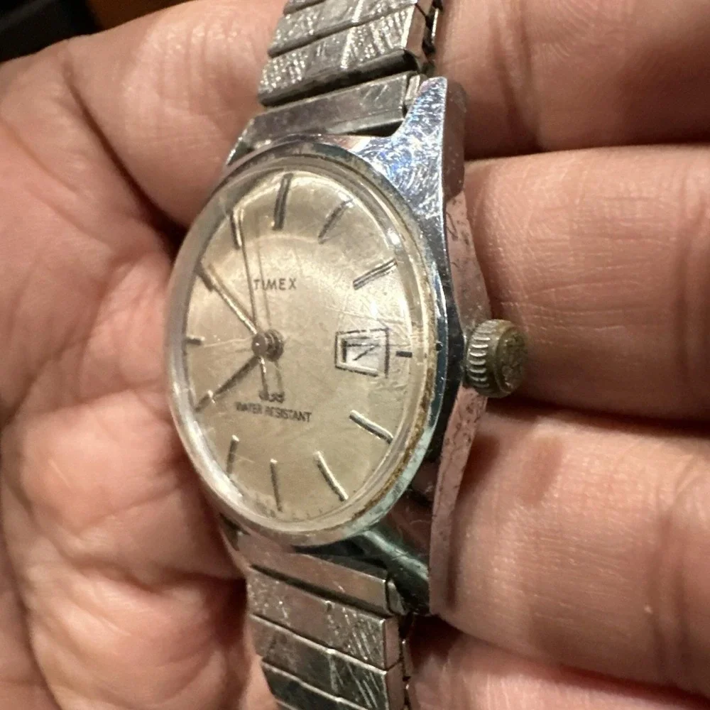 Running Vintage Timex‎ Mechanical Wristwatch Water Resistant Date Watch Silver